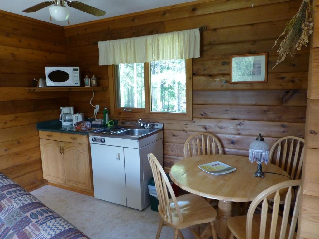 Mica Mountain Lodge & Log Cabins Tête Jaune Quarto foto